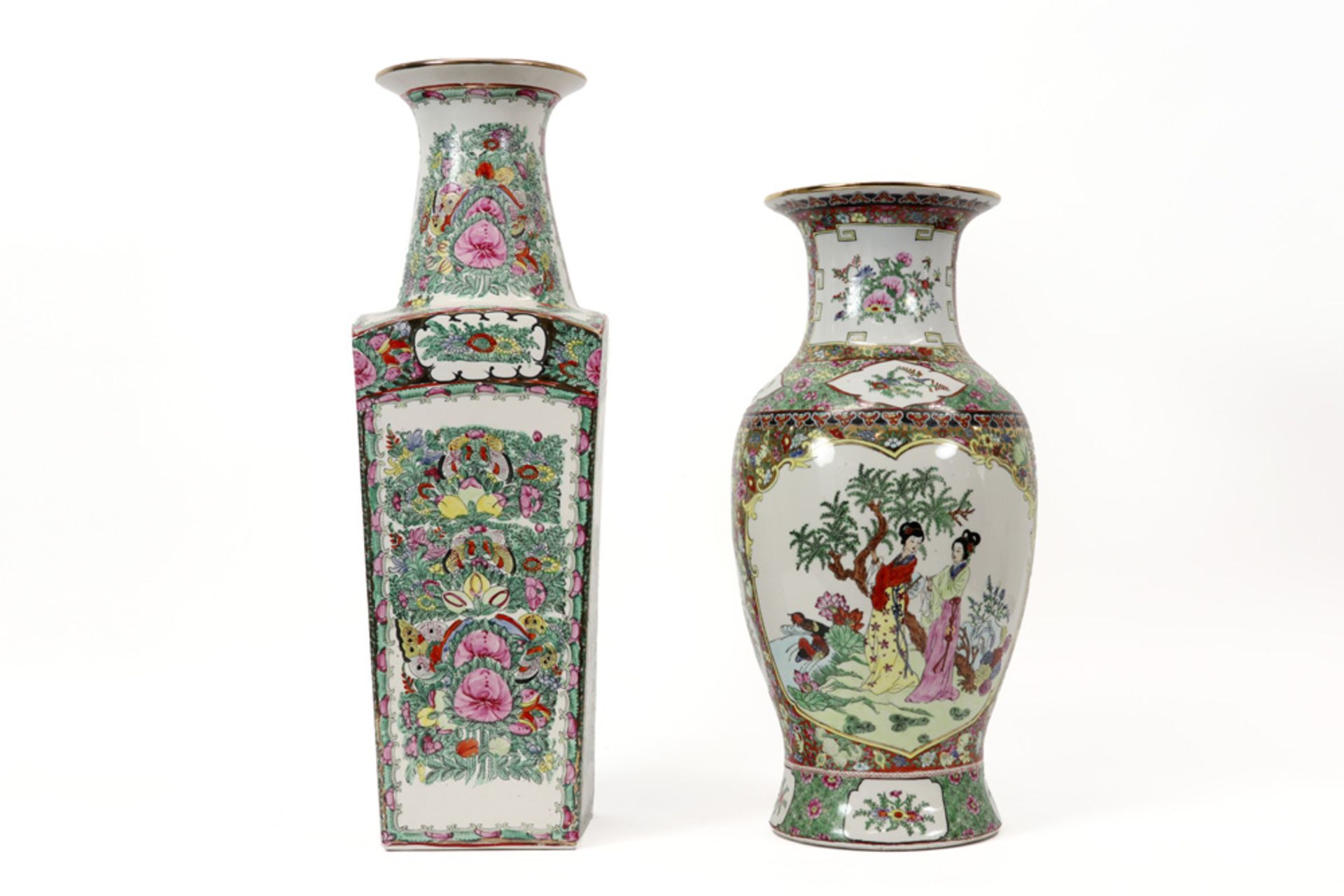 two Chinese vases in marked porcelain ||Twee Chinese vazen in gemerkt porselein met Cantonees - Image 2 of 7