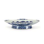 18th Cent. Chinese serving dish in porcelain with a blue-white landscape decor ||Achttiende eeuwse