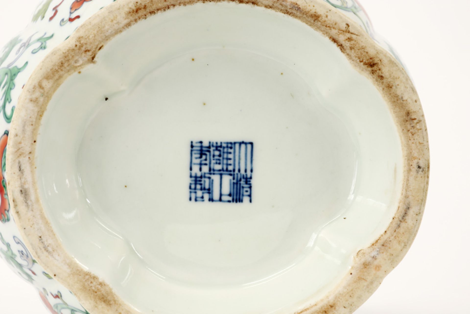 20th Cent. Chinese vase in marked porcelain with a polychrome decor ||20ste eeuwse Chinese vaas in - Image 6 of 6