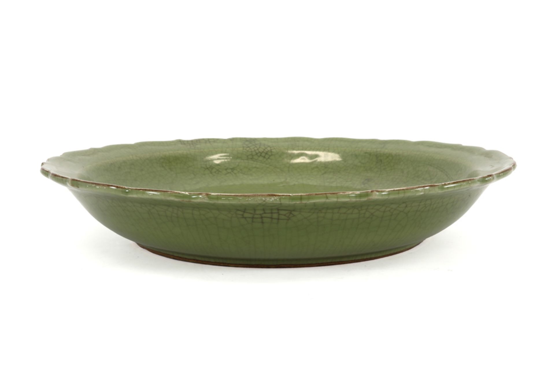 Chinese dish in earthenware with green celadon glaze and underlying vegetal decor ||Chinese schaal - Image 3 of 3