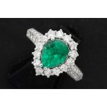 ring in white gold (18 carat) with a 1,26 ct "vivid deep green" emerald, surrounded by ca 0,80 carat