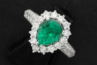 ring in white gold (18 carat) with a 1,26 ct "vivid deep green" emerald, surrounded by ca 0,80 carat