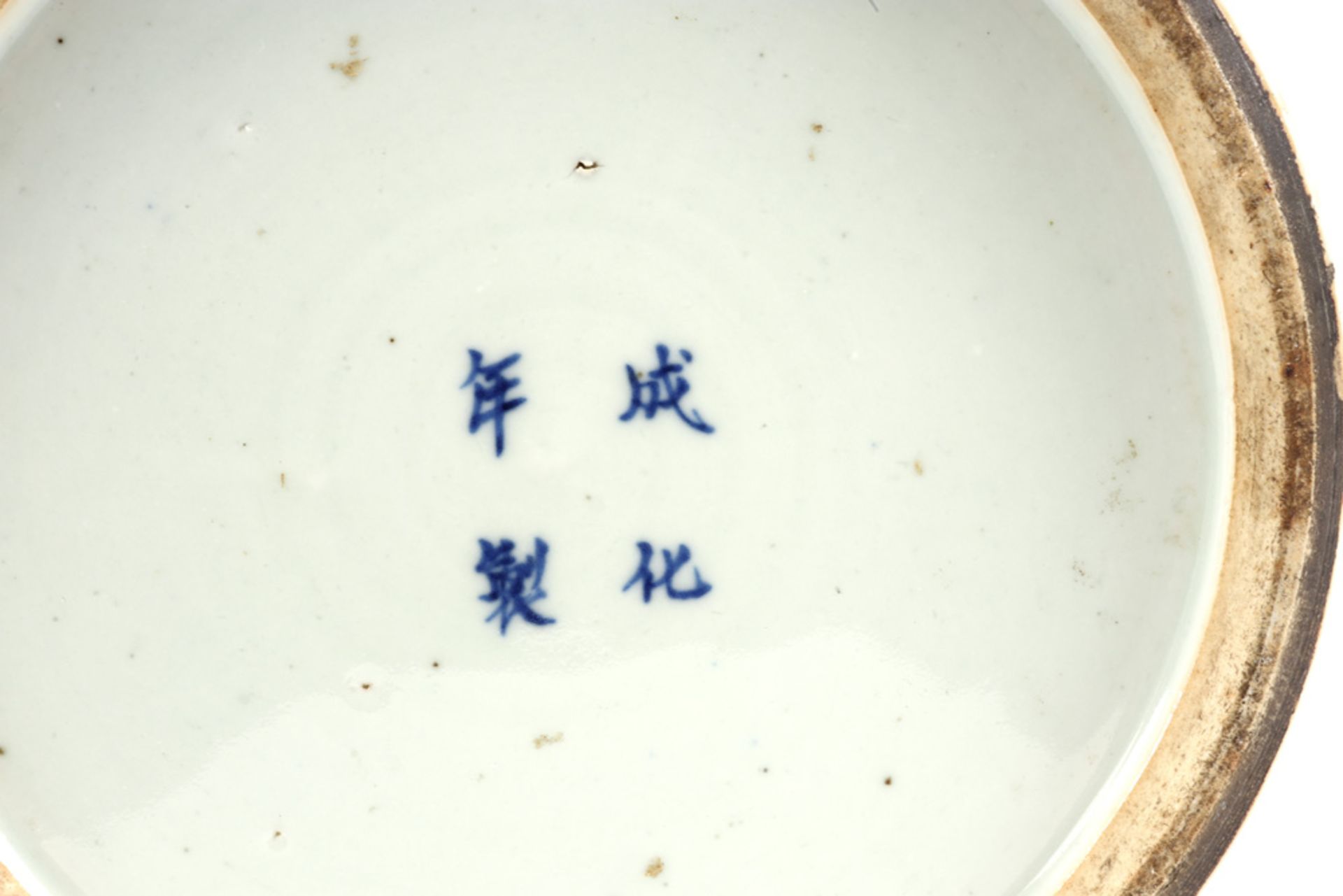 antique 5pc Chinese garniture in porcelain with a blue-white decor : a pair of 'rouleau' vases and - Image 5 of 5