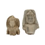 two antique fragments of Deity stone sculptures ||Lot van twee antieke sculptuurfragmenten in steen,