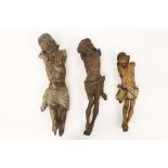 three antique Christ corpus sculptures in wood ||Lot van drie antieke Christuscorpussen in hout -