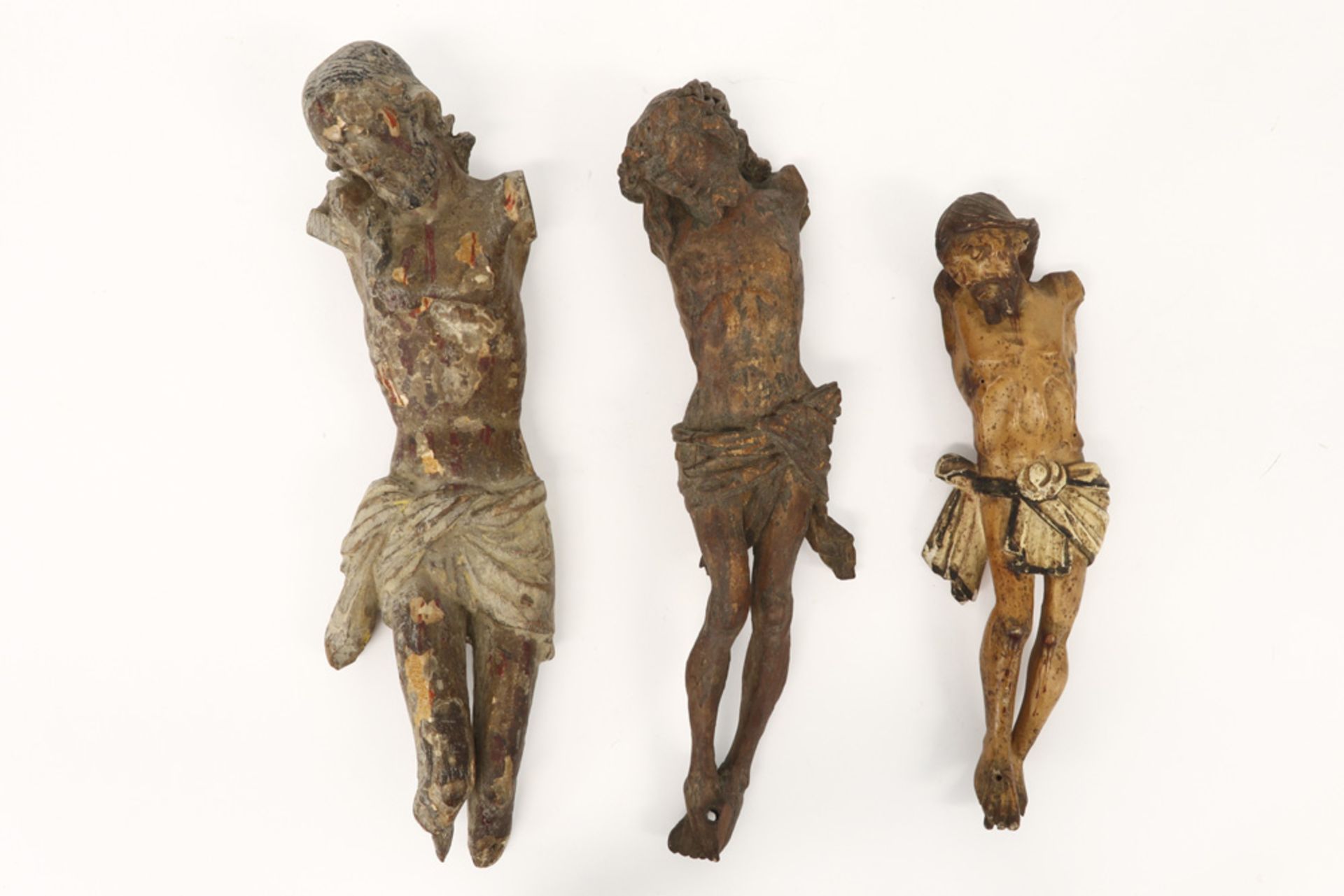 three antique Christ corpus sculptures in wood ||Lot van drie antieke Christuscorpussen in hout -