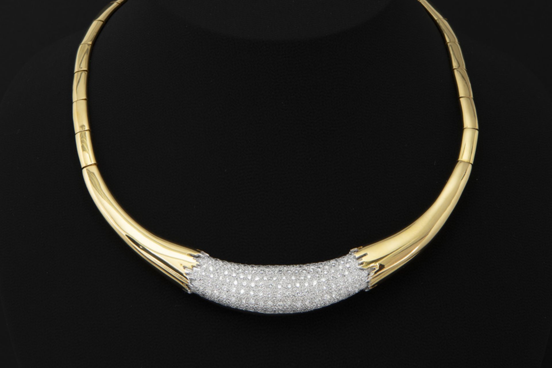 nineties design necklace in white and yellow gold (18 carat) with at least 3,50 carat of very high