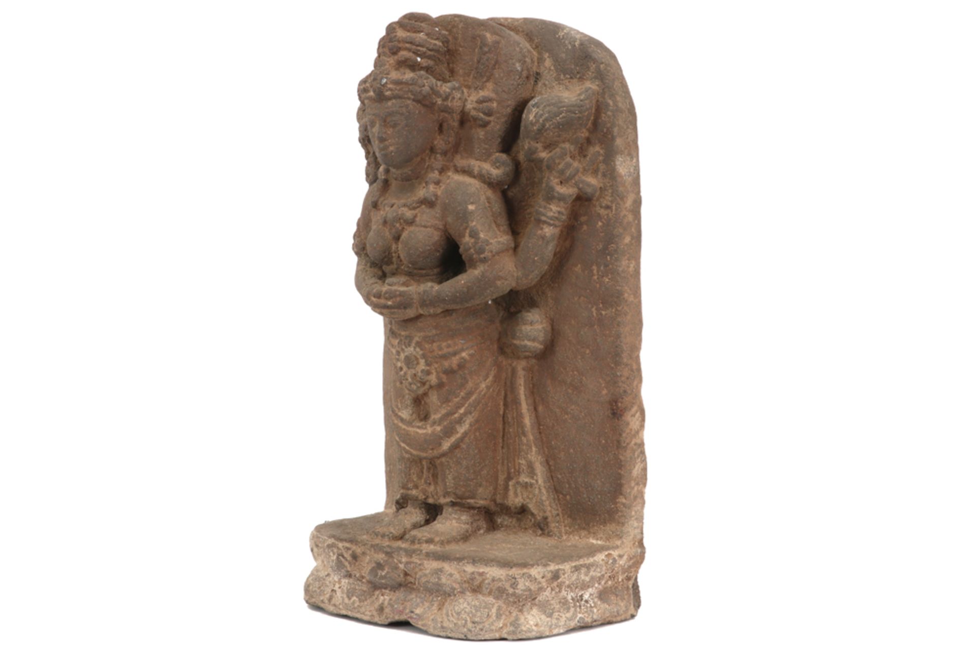 antique Indian stone sculpture with a four-armed female deitiy ||Antieke Indische sculptuur in steen - Image 3 of 4