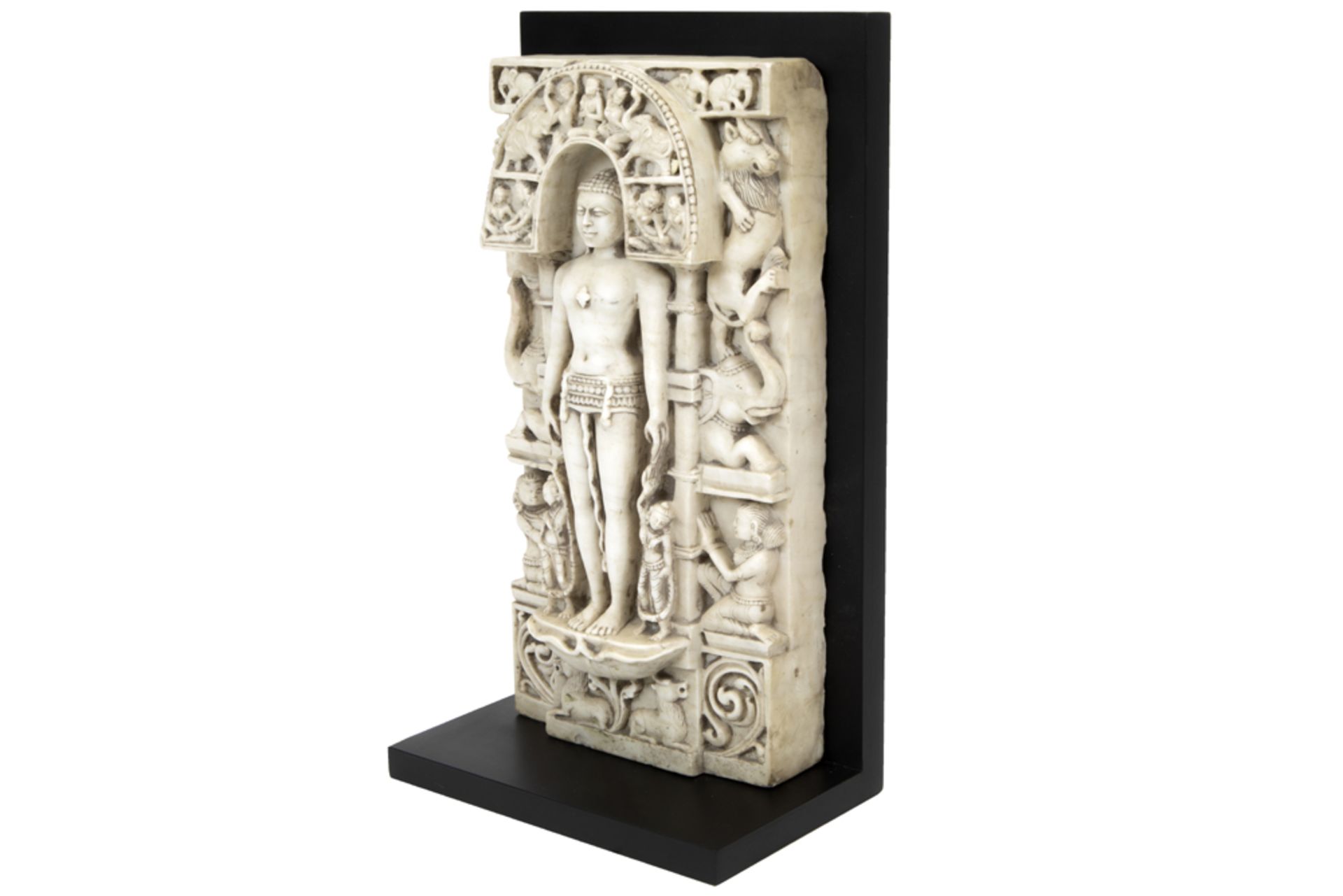 rare Indian 16th/17th Cent. Jain sculpture in white marble with a niche depicting Jain or - Image 3 of 3