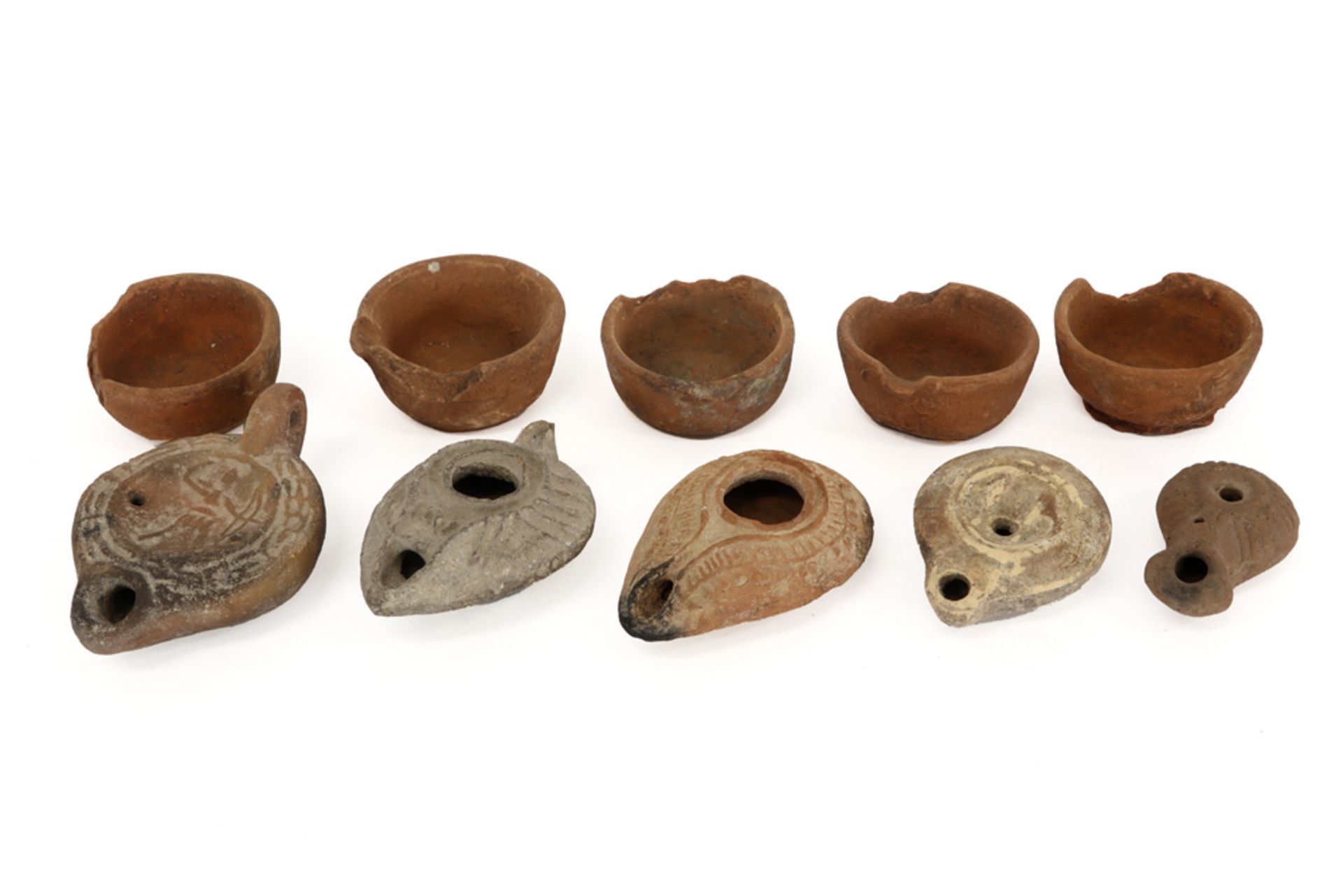 ten Ancient Rome earthenware oillamps ||Lot van tien Oud-Romeinse olielampjes in aardewerk