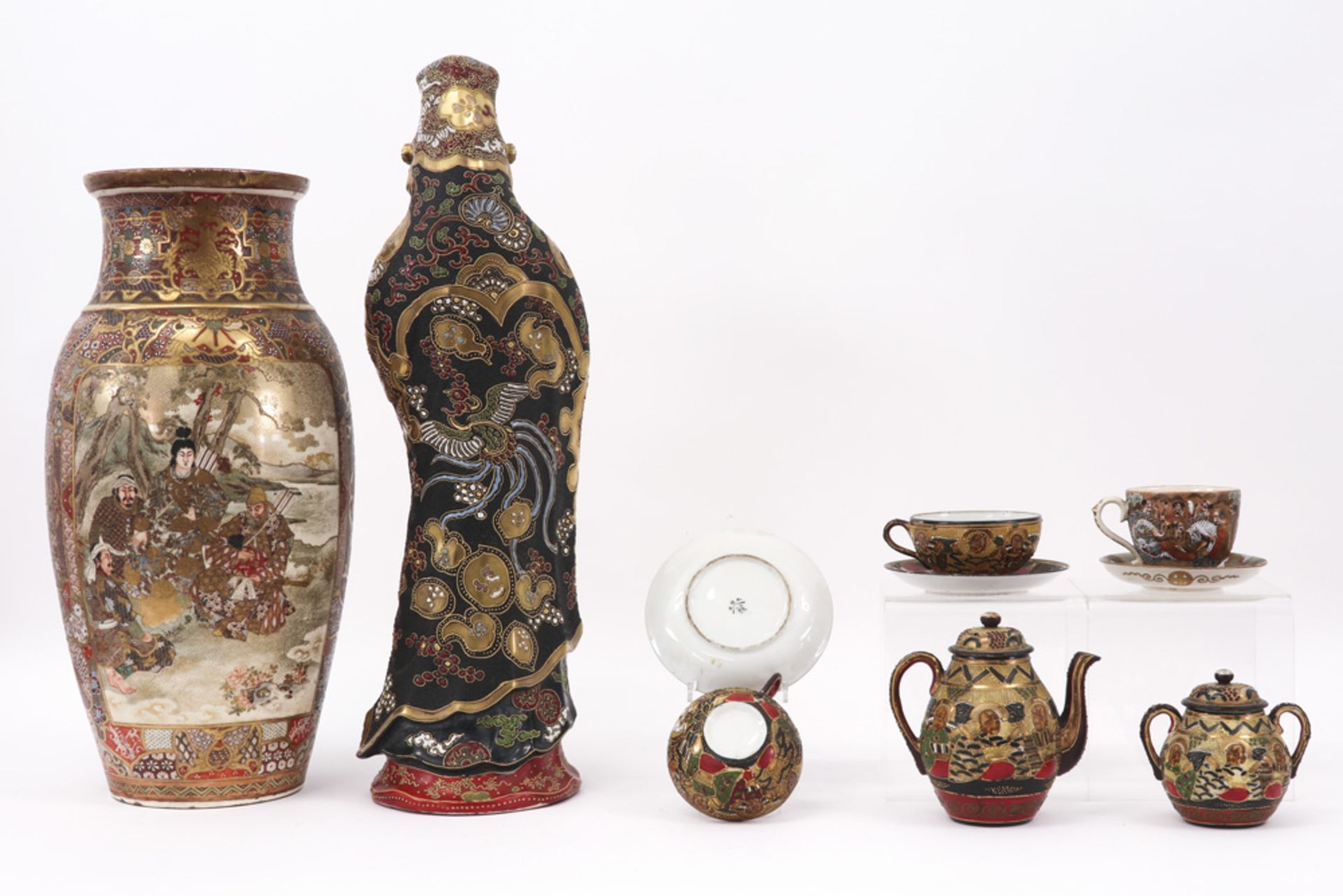 several Japanese Satsuma items : cups and saucers, a vase and a Quan Yin figure ||Lot Japanse - Image 2 of 5