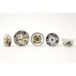 five antique Chinese items in porcelain : three small plates, a bowl and a small vase ||Lot (5)