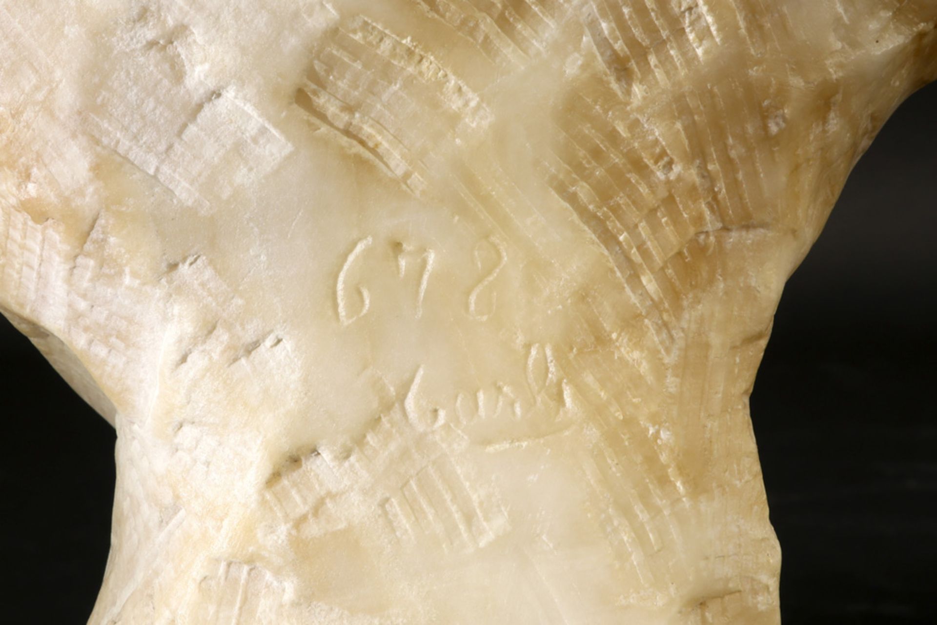 illegibly signed sculpture in alabaster ||Onleesbaar getekend sculptuur in albast : "Buste van een - Image 5 of 5
