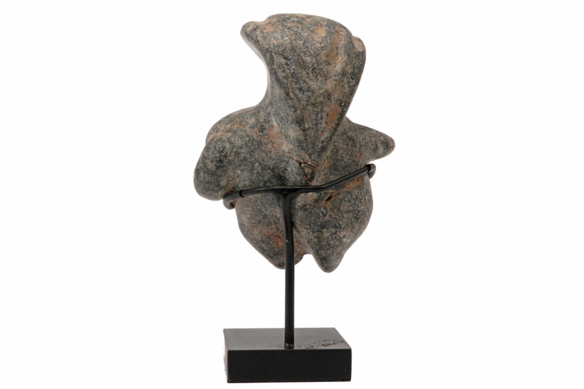 Donau Culture grey stone female fertility idol ||DONAU - CULTUUR vrouwelijk vruchtbaarheidsidool - Image 4 of 4