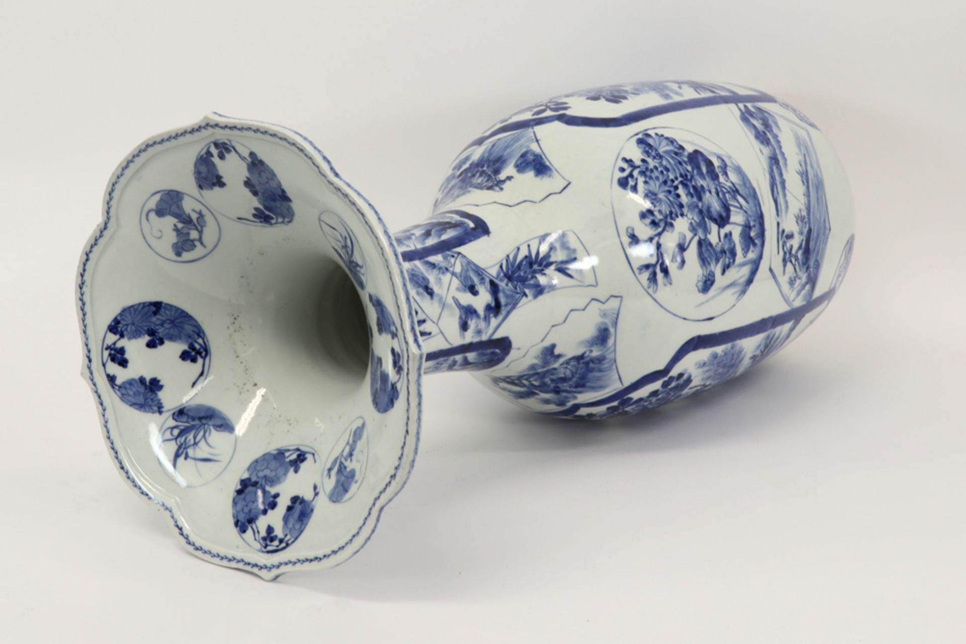 antique Japanese vase in porcelain with a blue-white decor ||Antieke Japanse vaas in porselein met - Image 3 of 4