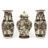three Chinese 'Nankin' vases in porcelain, one with lid and a pair ||Lot (3) Chinees porselein met