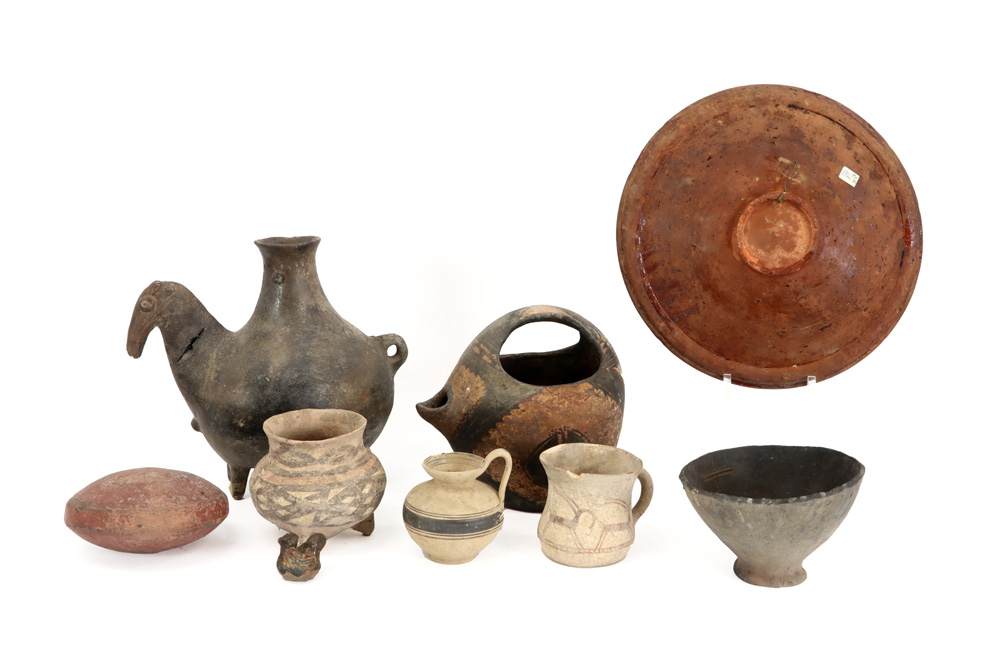 nine antique and old recipients in earthenware amonst which two Ancient Greek items ||Lot van - Image 2 of 2