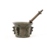 17th Cent., probably Spanish, mortar with its pestle in bronze ||Zeventiende eeuwse, allicht