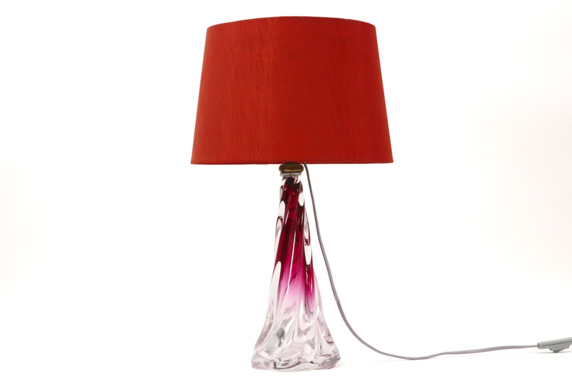 lamp with base in crystal VSL ||Lamp met getorste voet in deels rood gekleurd kristal Val-St-Lambert
