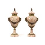 pair of 'antique' neoclassical covered urns in red marble with mountings in gilded bronze ||Paar '