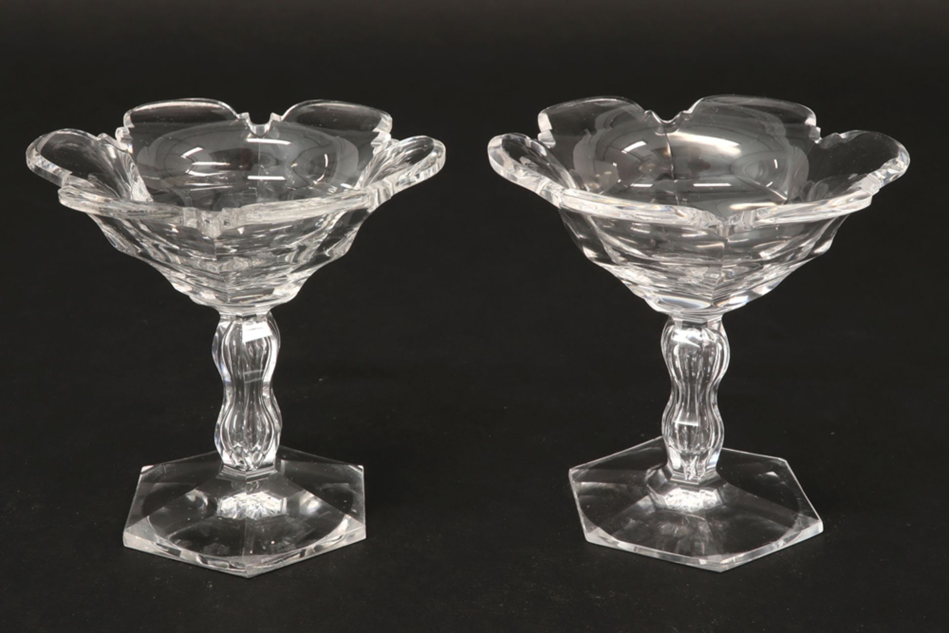 two small antique tazzas in crystal ||Twee antieke snoepschaaltjes in kristal