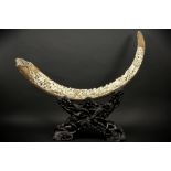 mammoth tusk with a fine Chinese sculpture on its wooden stand ||Chinese fijngebeeldhouwde sculptuur
