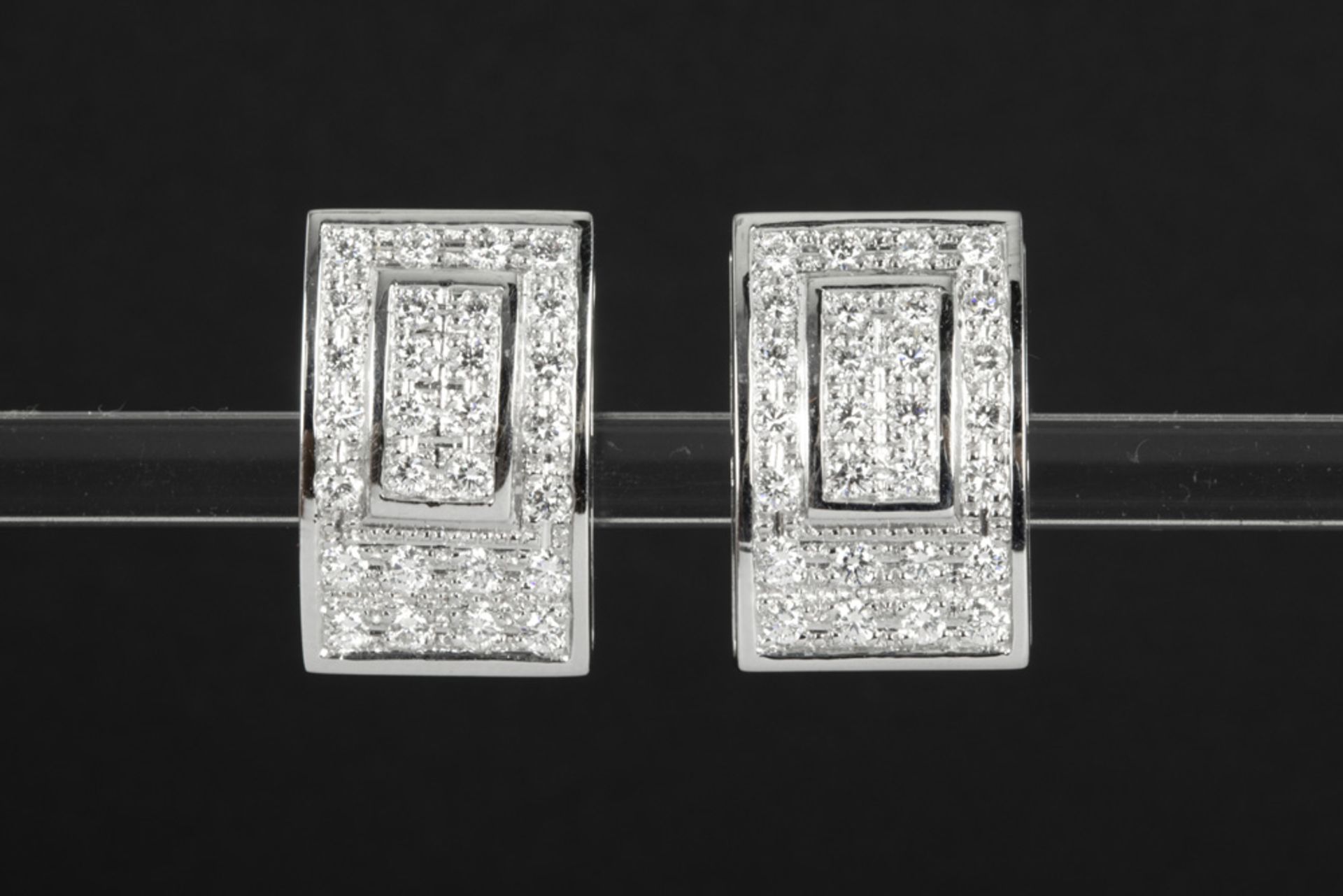 pair of earrings in white gold (18 carat) with 1,75 carat of high quality brilliant cut diamonds ||