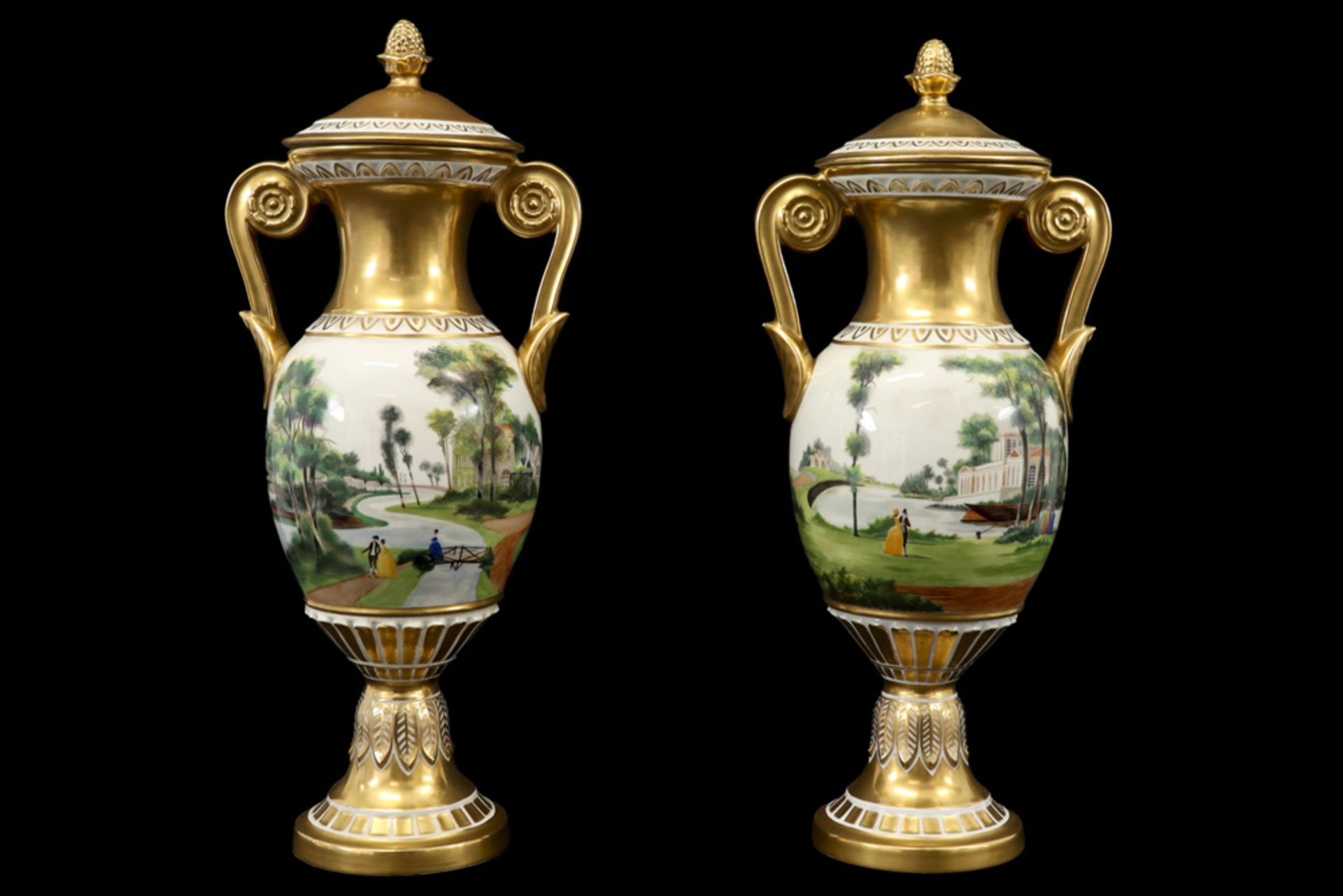 pair of neoclassical lidded vases in porcelain with painted landscape decors ||Paar