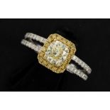 ring with a fashionable design in white and yellow gold (18 carat) with a central 1,58 carat high