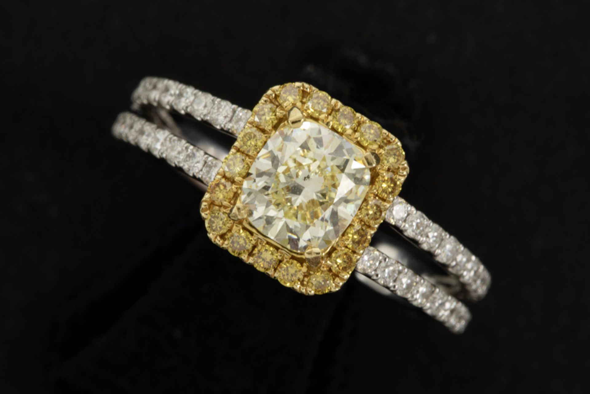 ring with a fashionable design in white and yellow gold (18 carat) with a central 1,58 carat high