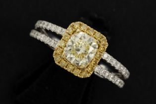 ring with a fashionable design in white and yellow gold (18 carat) with a central 1,58 carat high