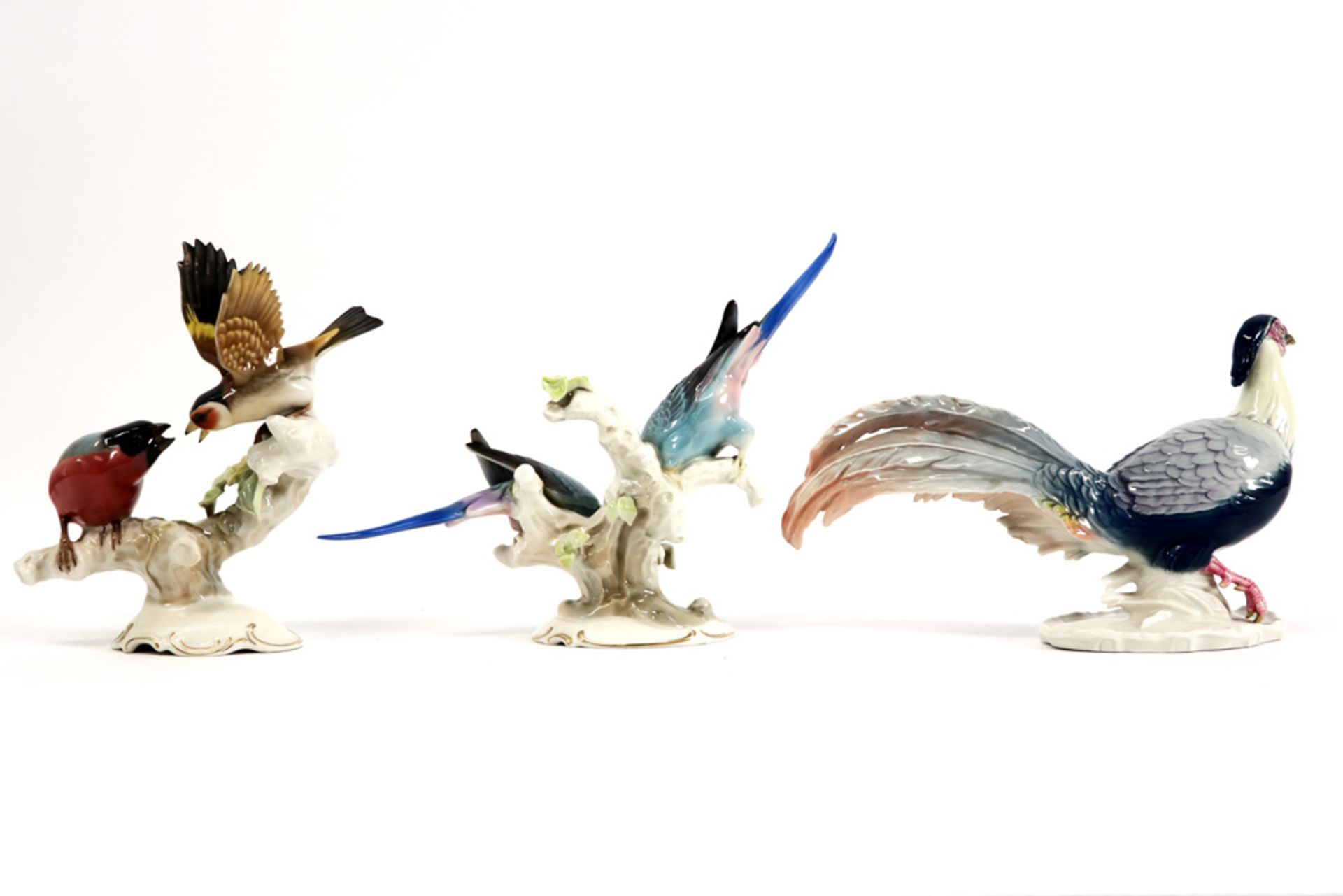 three bird-figures in porcelain amongst two marked Hutschenreuther ||Lot van drie bibelots in - Image 2 of 5