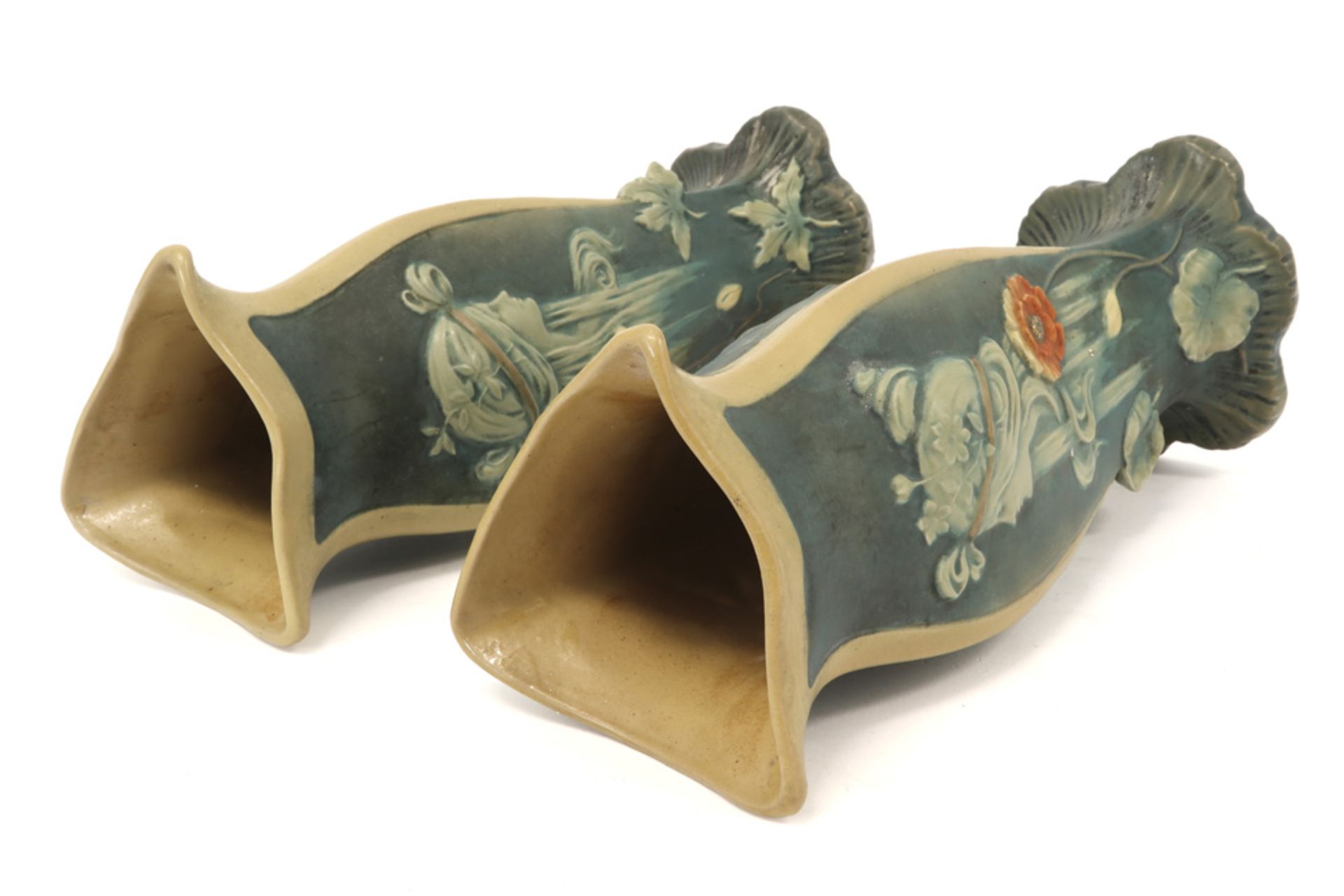 pair of Art Nouveau vases in ceramic with whiplash ornamentation and female figures ||Paar Art - Image 4 of 6