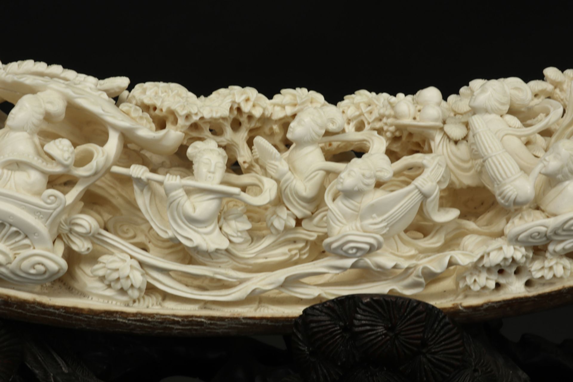 mammoth tusk with a fine Chinese sculpture on its wooden stand ||Chinese fijngebeeldhouwde sculptuur - Image 6 of 9