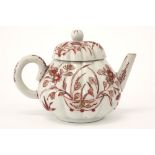 18th Cent. Chinese tea pot with a vegetal decor in "milk and blood" colors ||Achttiende eeuwse