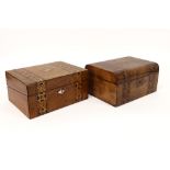 19th Cent. English writing- and sewing box in walnut with Tunbridge Ware ||Lot van twee