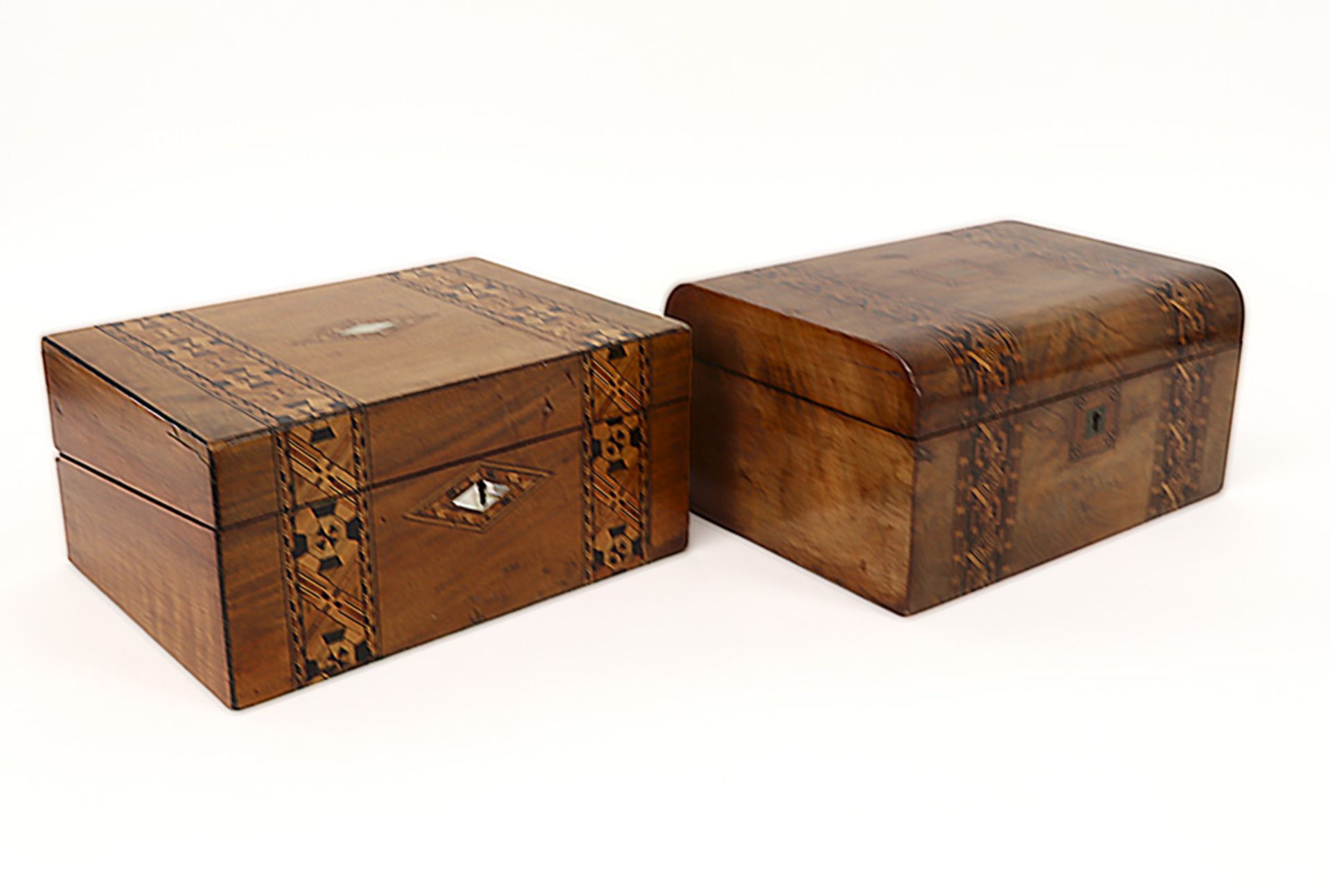 19th Cent. English writing- and sewing box in walnut with Tunbridge Ware ||Lot van twee