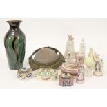 various lot with amongst others porcelain figures, a vase and a chandelier ||Varia met porselein met