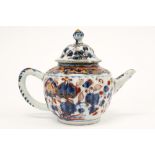 18th Cent. Chinese tea pot in porcelain with an Imari decor ||Achttiende eeuwse Chinese theepot in