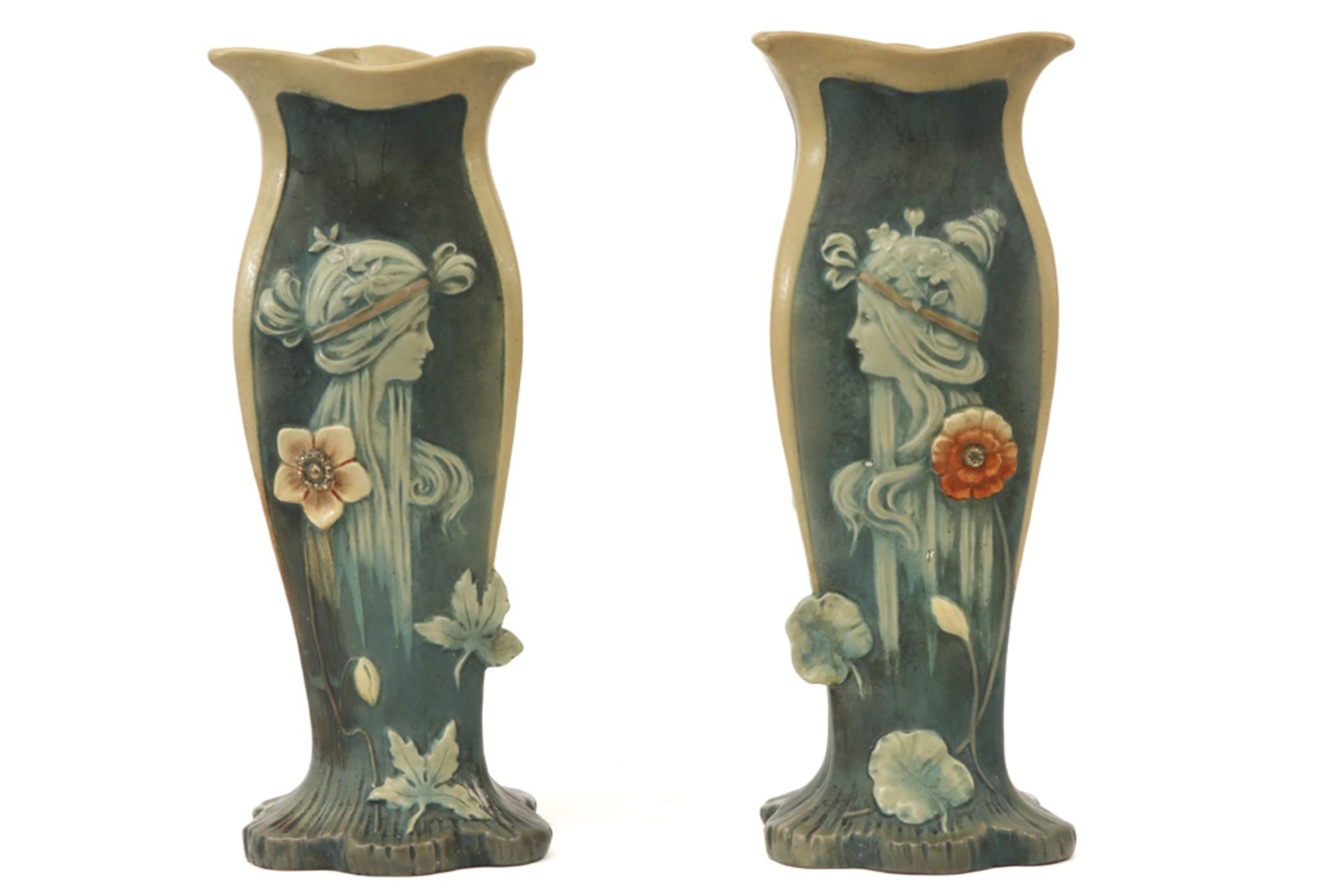 pair of Art Nouveau vases in ceramic with whiplash ornamentation and female figures ||Paar Art