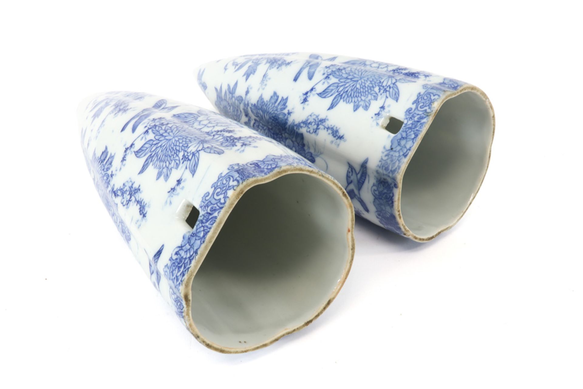 pair of Japanese wall vases in porcelain with a blue-white flower decor ||Paar Japanse wandvazen met - Image 3 of 3