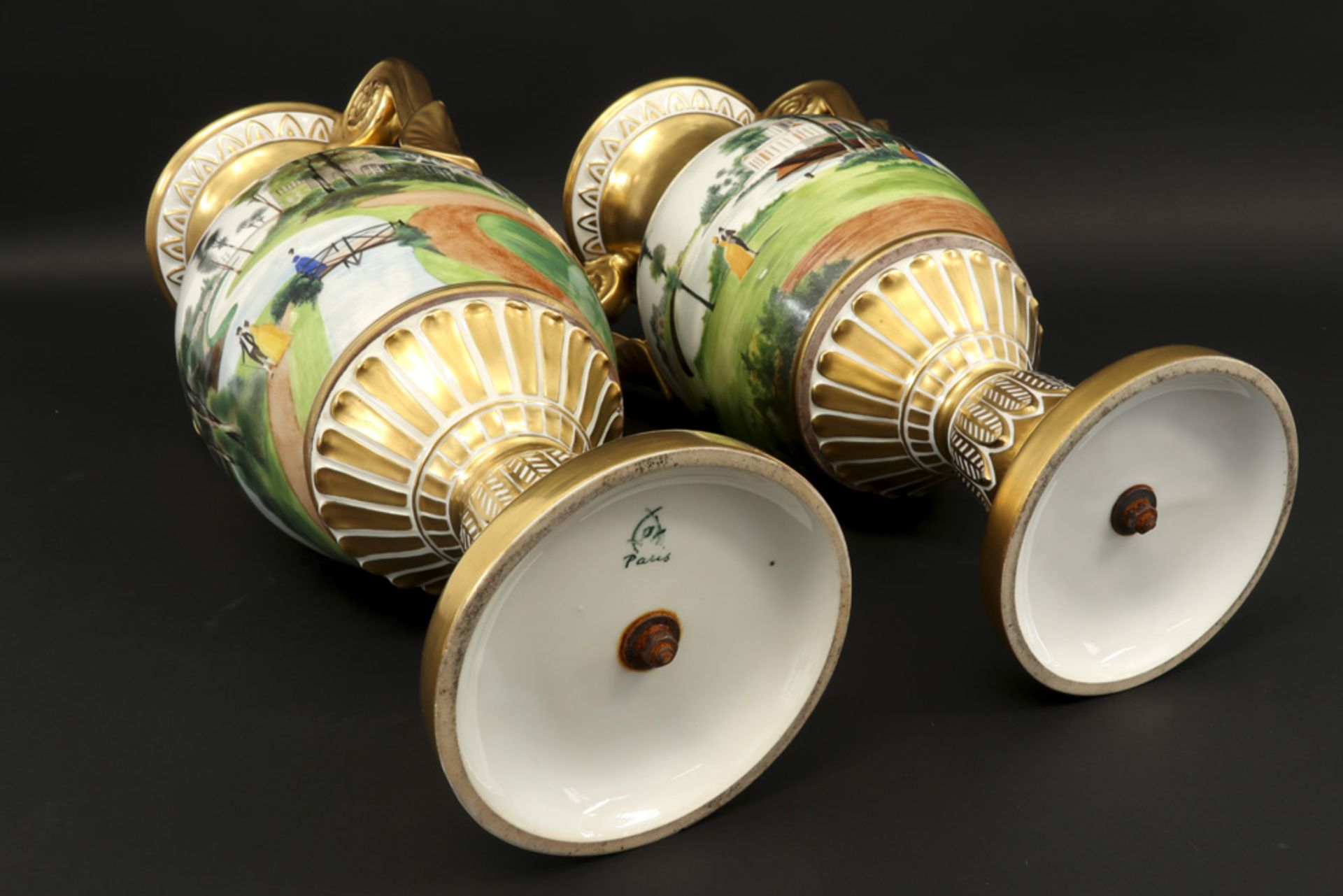pair of neoclassical lidded vases in porcelain with painted landscape decors ||Paar - Image 4 of 5