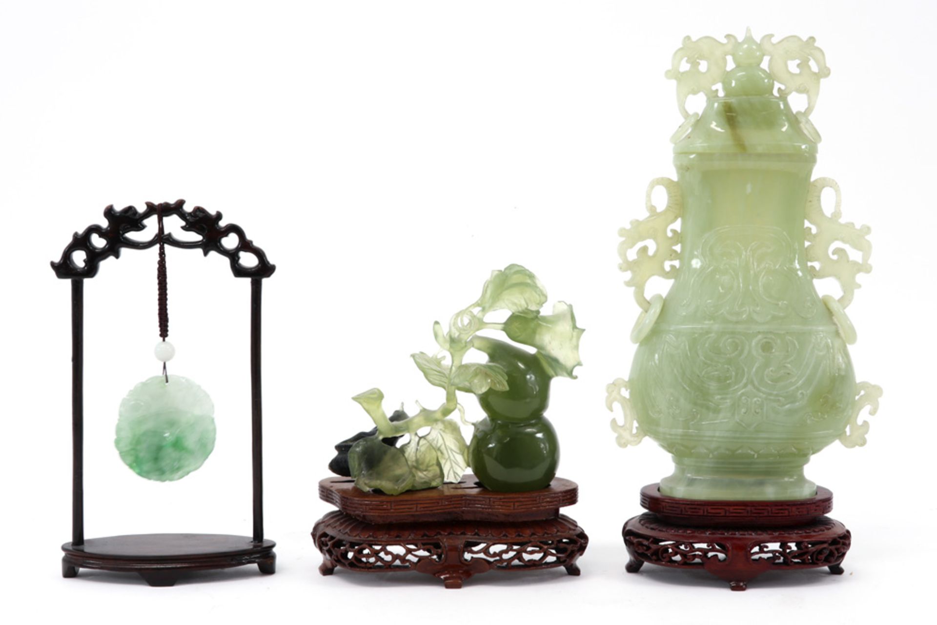 three Chinese jade sculptures ||Lot van drie Chinese sculpturen in jade - hoogtes van 5 tot 23 cm - Image 2 of 2