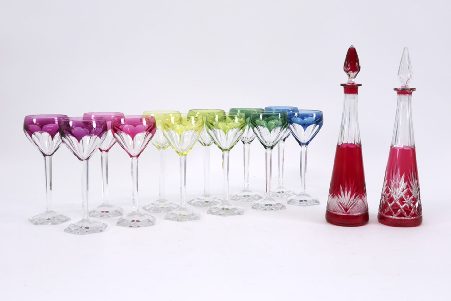 two decanters and twelve glasses in crystal ||Lot deels gekleurd kristal (Val-St-Lambert e.a.) met - Image 2 of 2