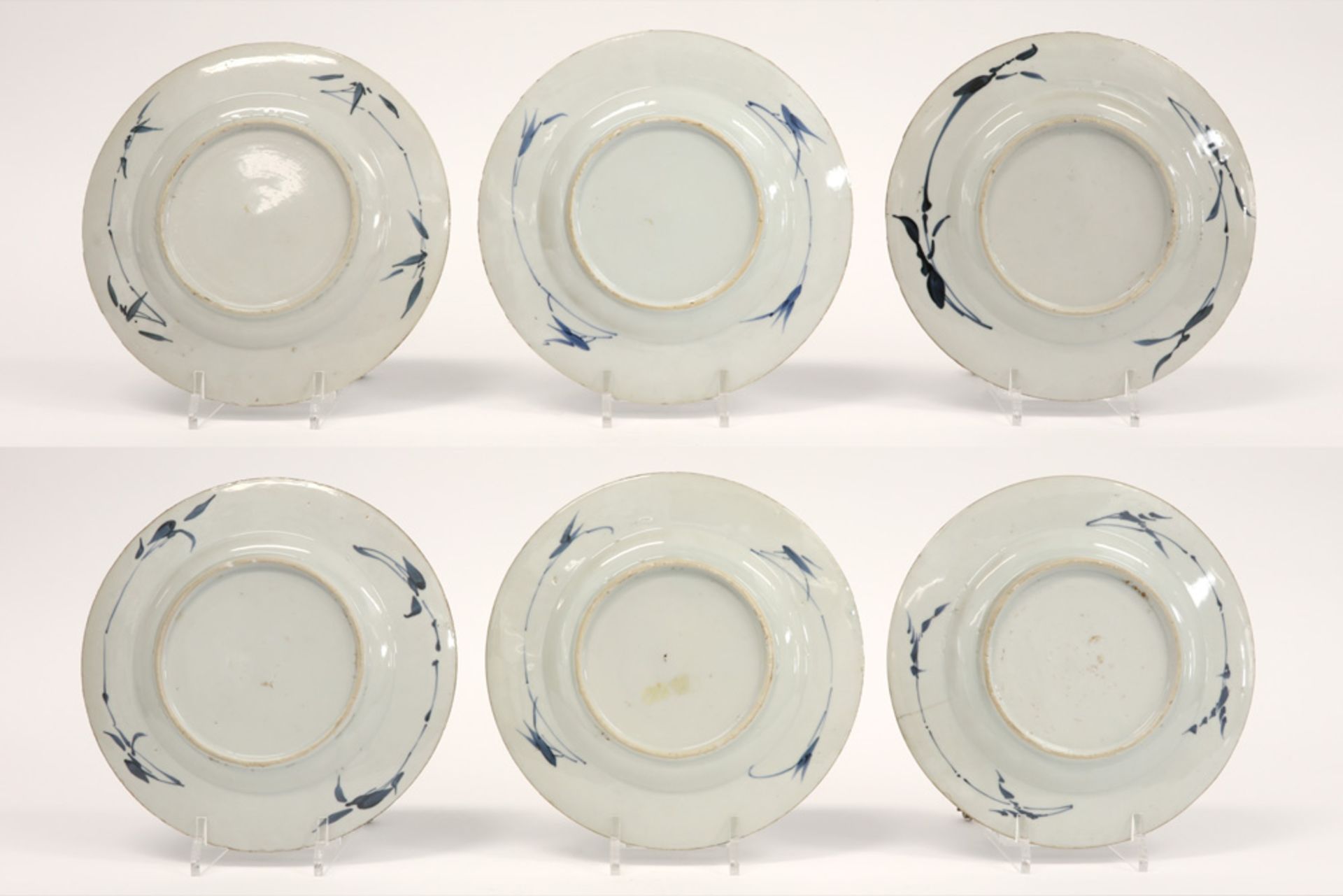 series of six early 18th Cent. Chinese plates in porcelain with a blue-white decor ||Serie van zes - Image 2 of 2