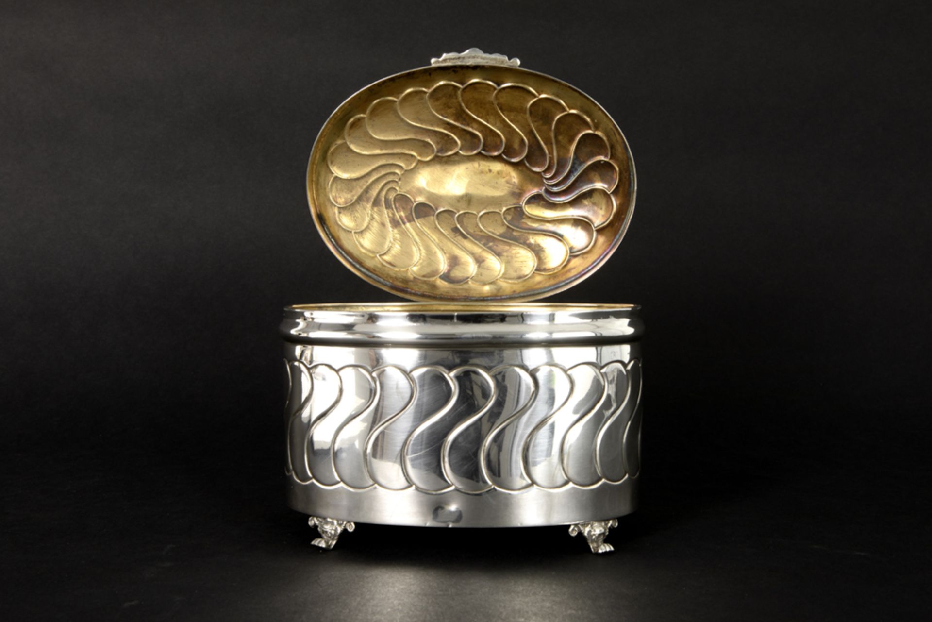 oval "Hazorfim" cookie box in marked silver ||HAZORFIM ovale gedekselde koekjesdoos in massief - Image 4 of 5