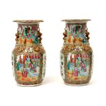 pair of 19th Cent. Chinese vases in porcelain with a Cantonese decor ||Paar negentiende eeuwse