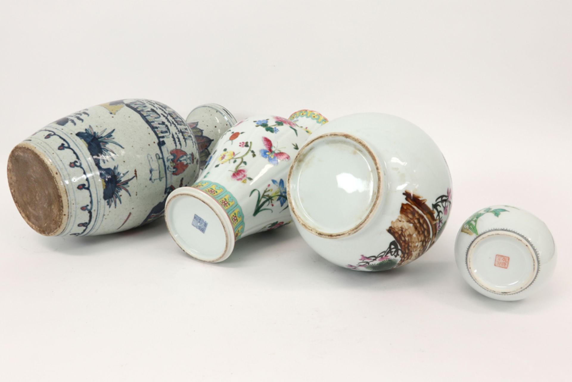 four Chinese vases in porcelain ||Lot van vier Chinese vazen in porselein met polychroom decor - - Image 4 of 6