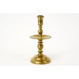 17th Cent. candlestick in brass ||Zeventiende eeuwse kandelaar in koper - hoogte : 23,5 cm