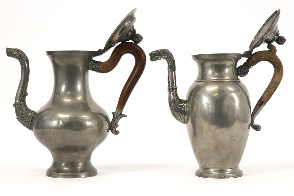 two antique coffeepots in marked pewter ||Twee antieke koffiekannen in gemerkte tin - hoogtes : ca - Bild 2 aus 5